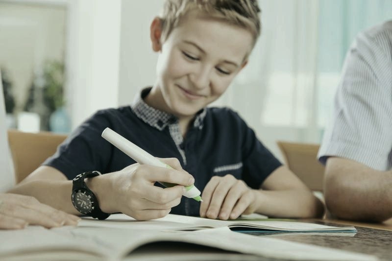 A child writing with Lernstift